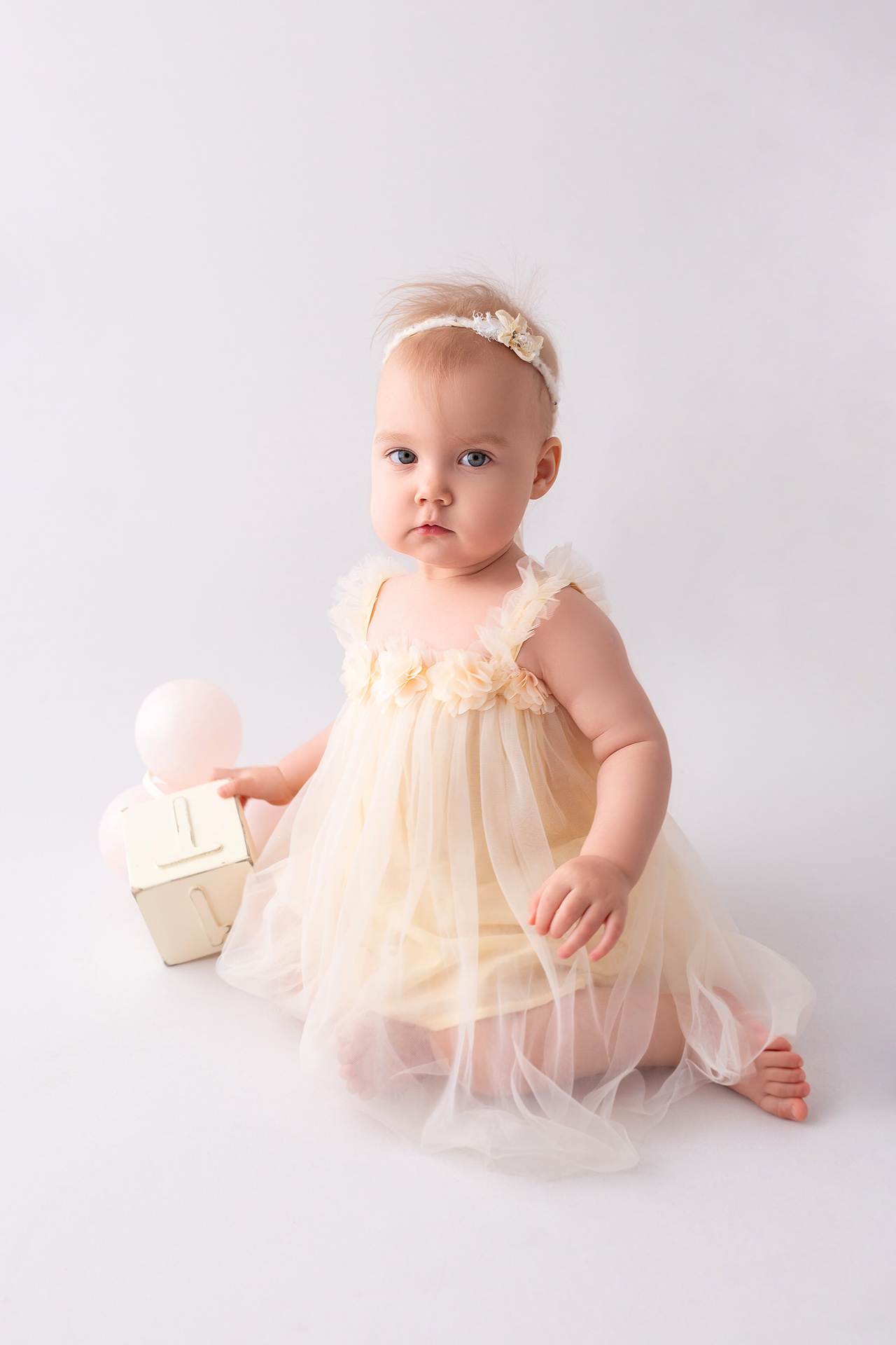 Baby-photography-with-natural-expressions-and-neutral-styling-in-Sweden