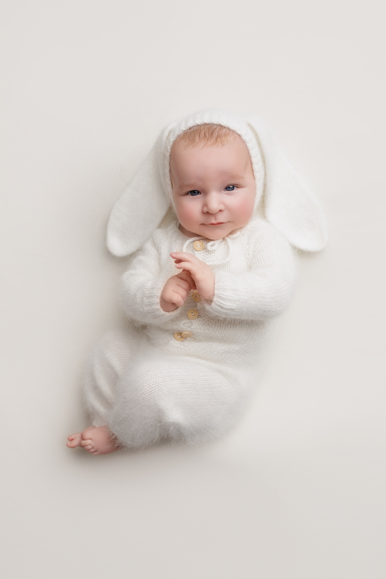 Cute-six-month-old-baby-during-a-milestone-photography-session-in-Malmo