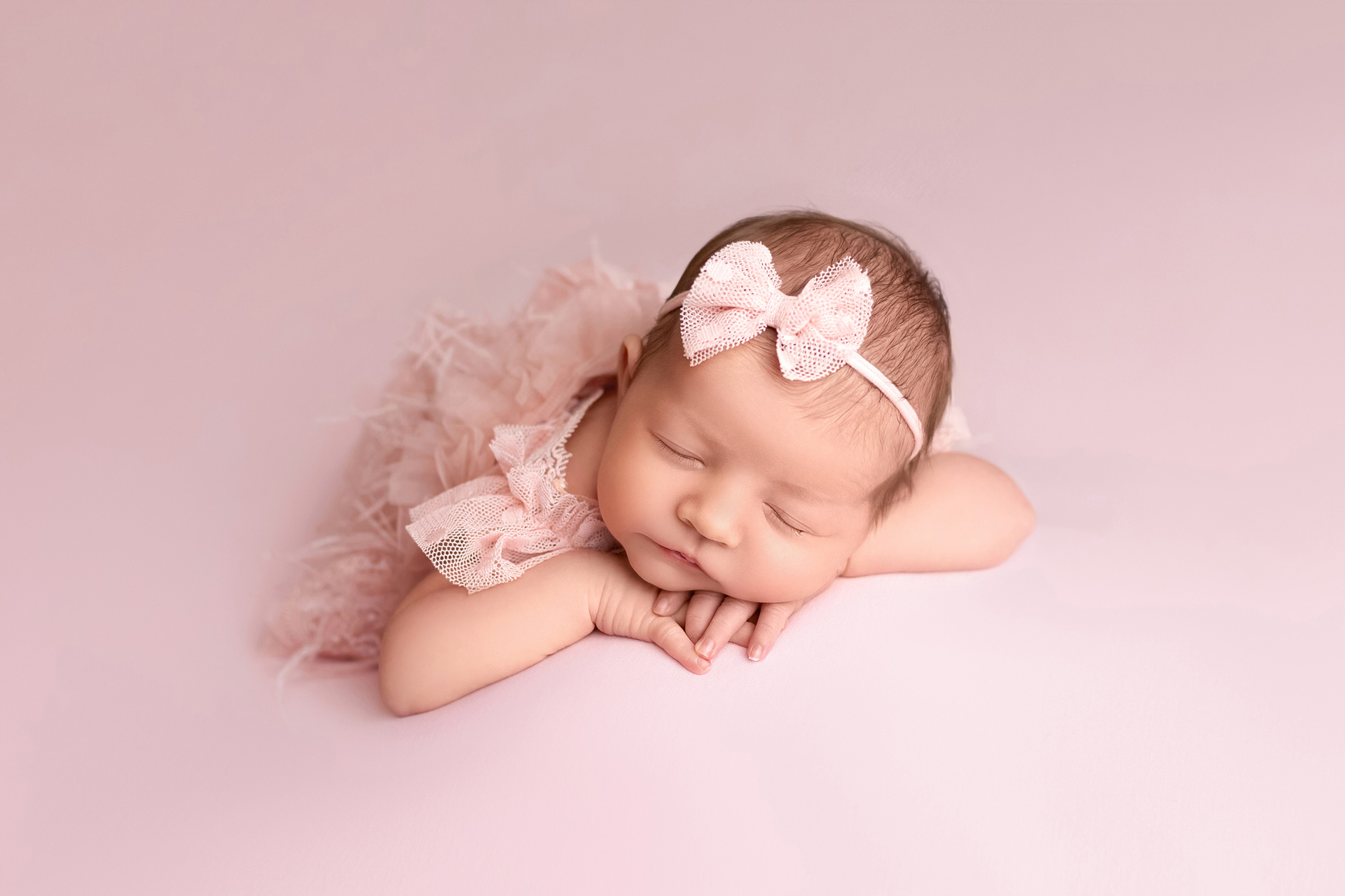 Fine-Art-newborn-photography-with-elegant-neutral-styling