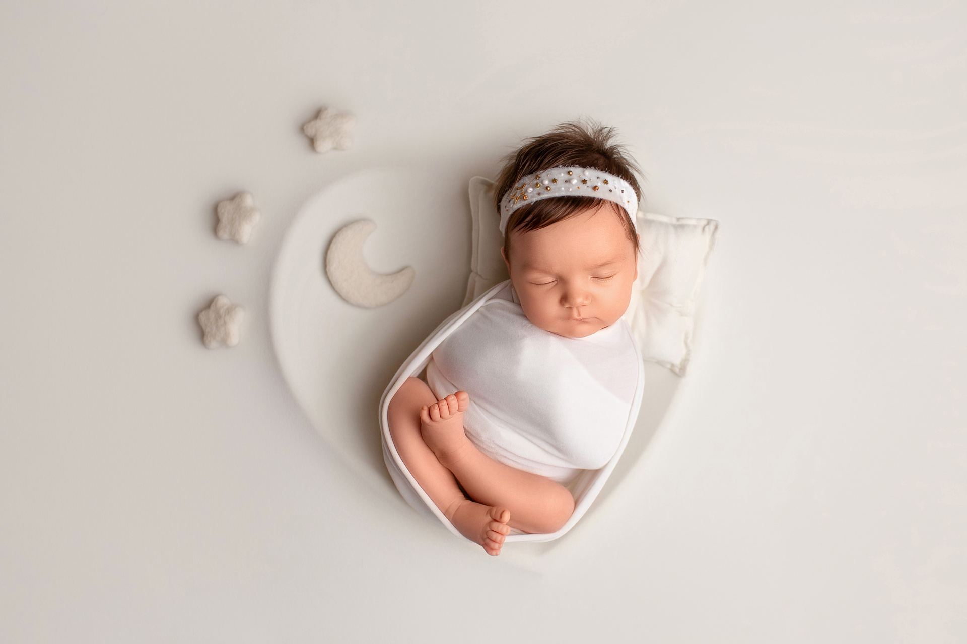 Newborn-baby-photographed-in-a-minimalist-Fine-Art-style