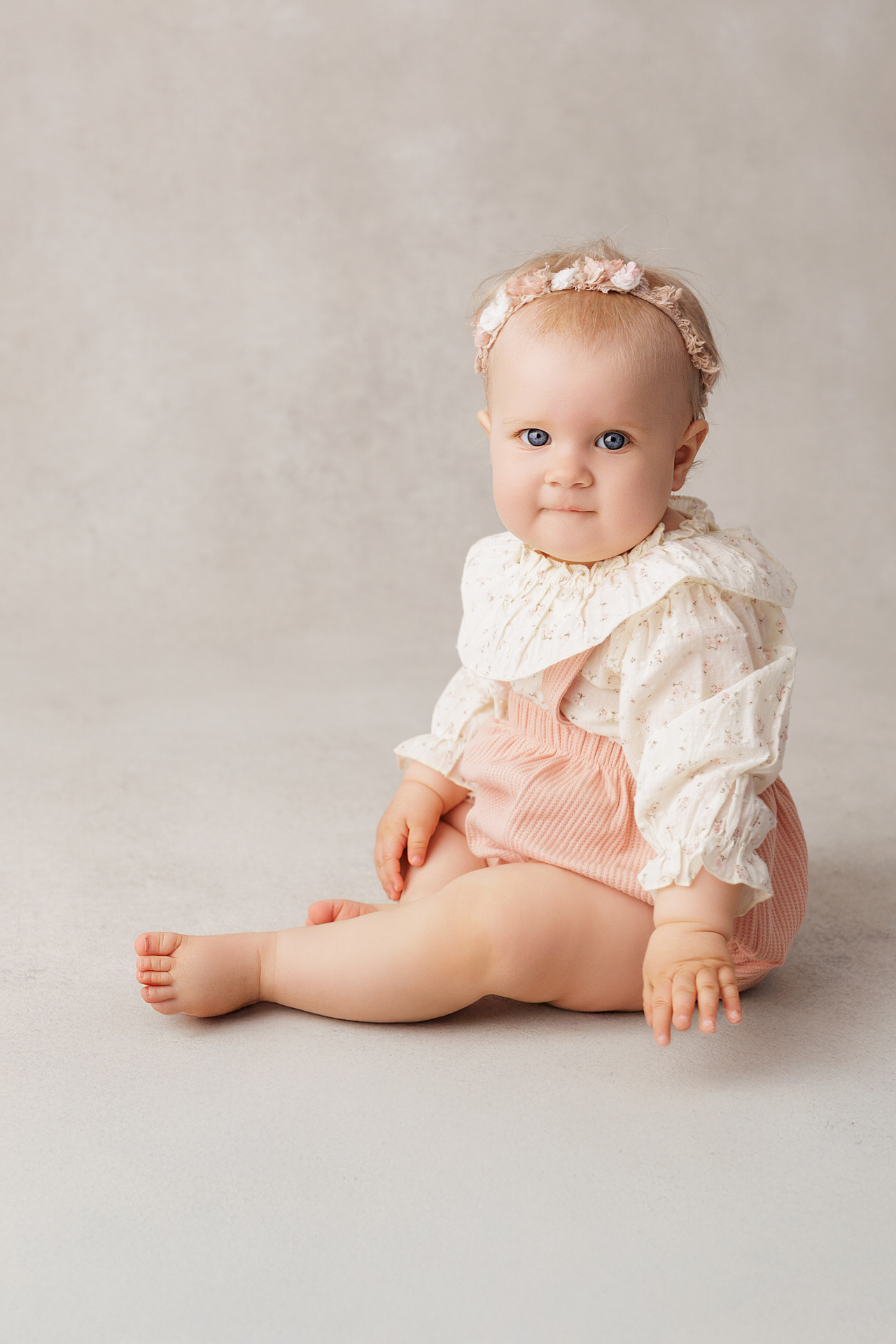 Sitter-session-photography-for-a-baby-learning-to-sit-in-Lund