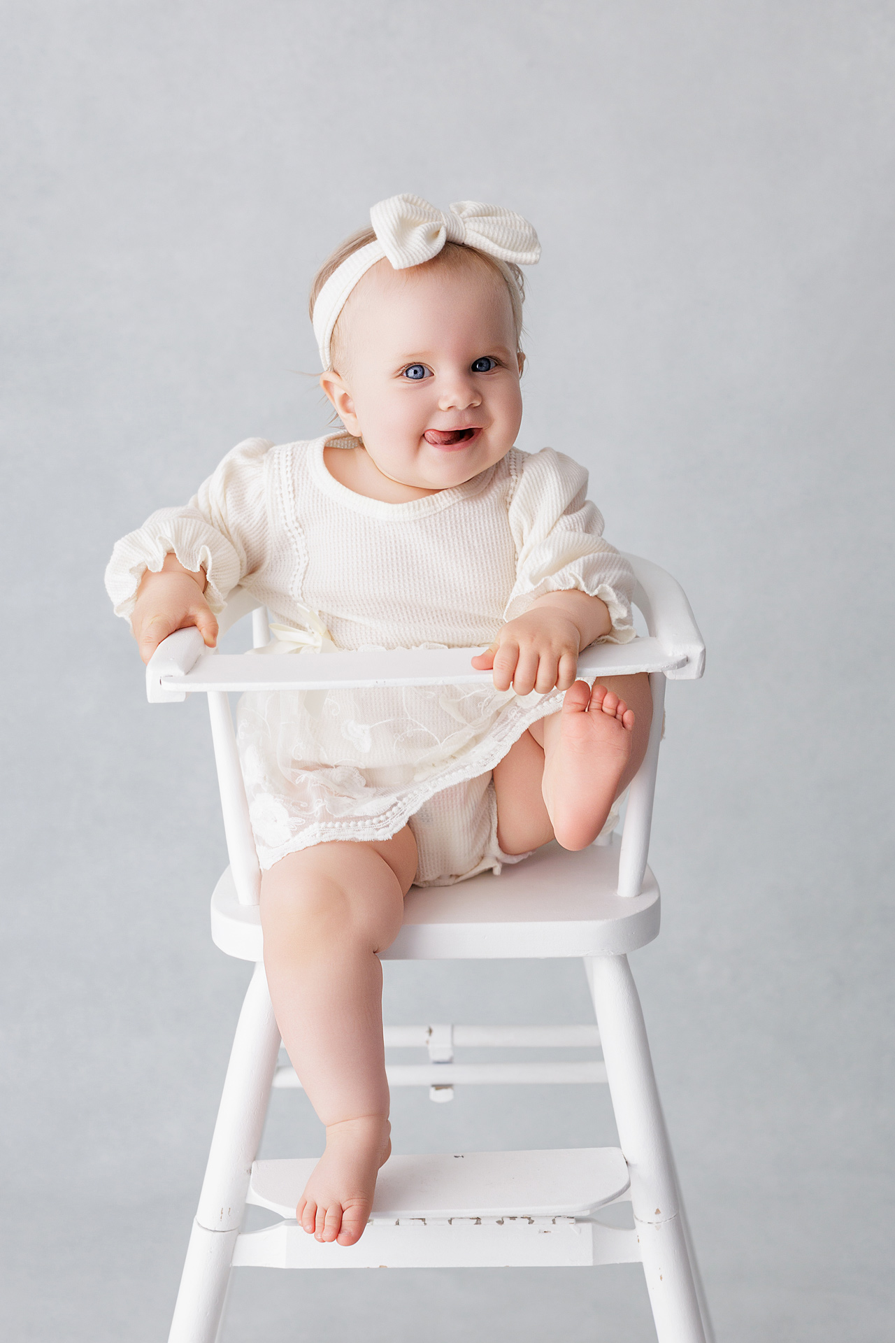 Timeless-milestone-portrait-of-a-happy-baby-in-Skane