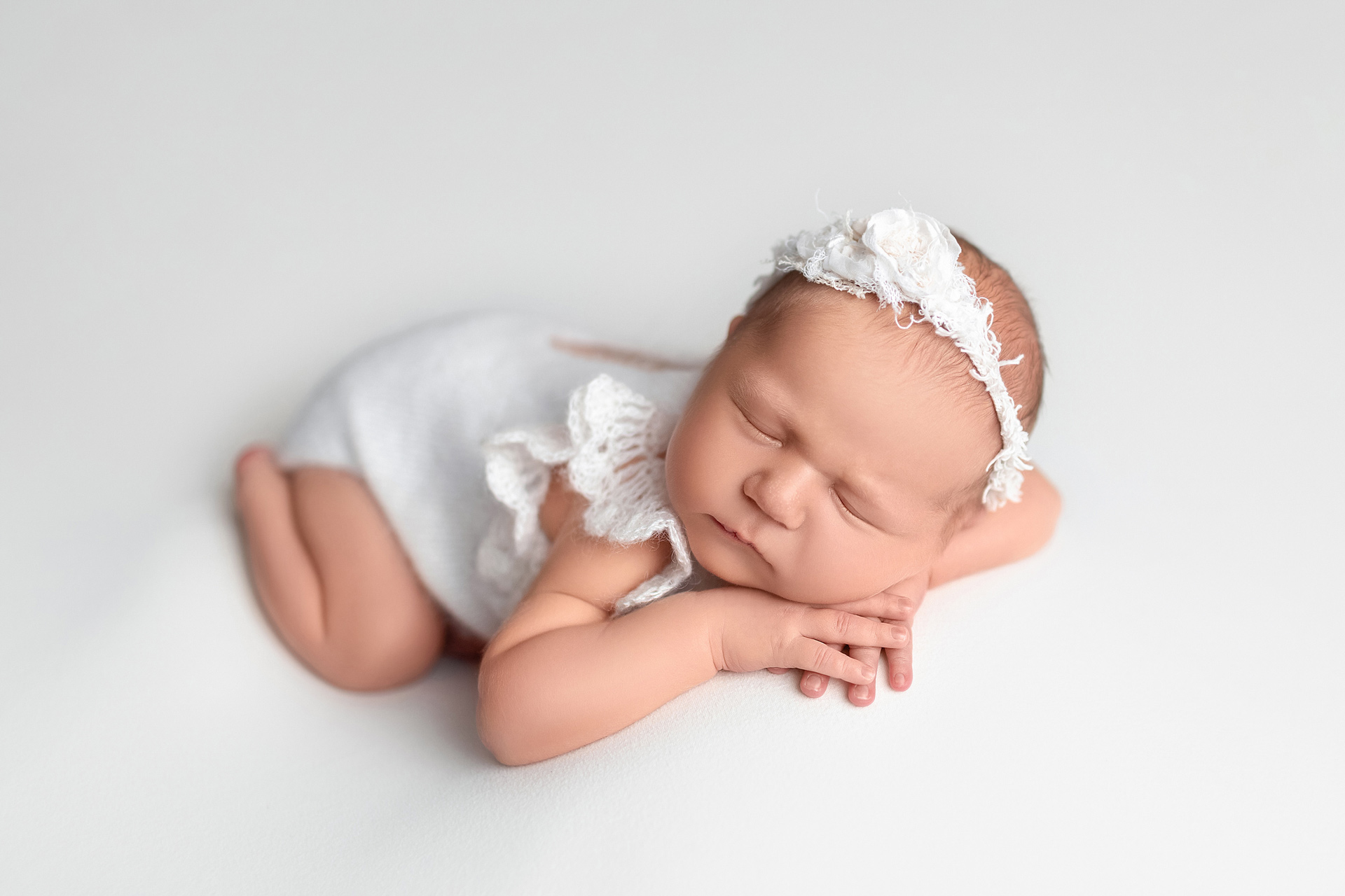 Timeless-newborn-photography-with-soft-neutral-tones-in-Sweden