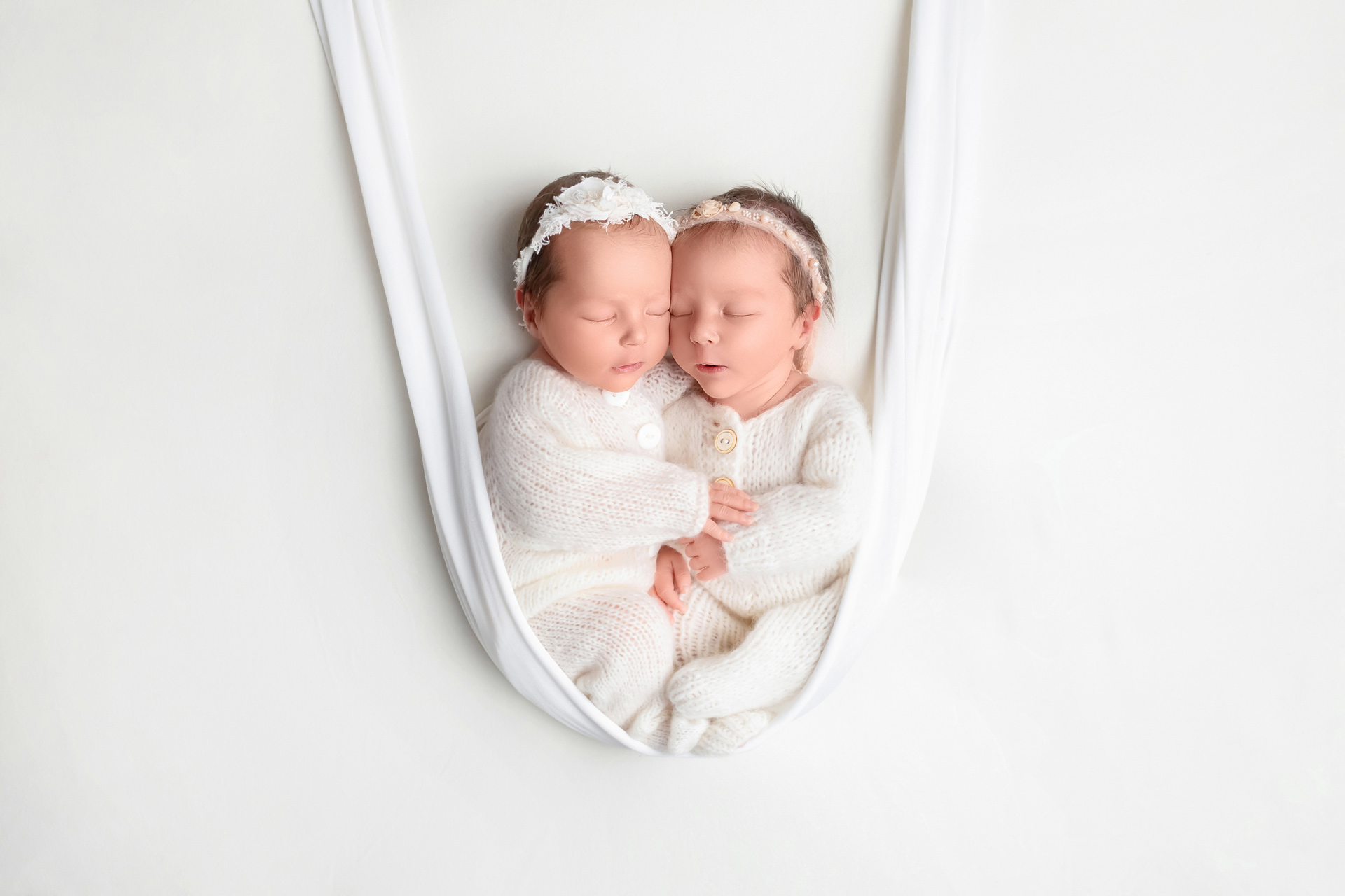 Twins-newborn-photography-in-Skane-during-the-first-weeks-of-life