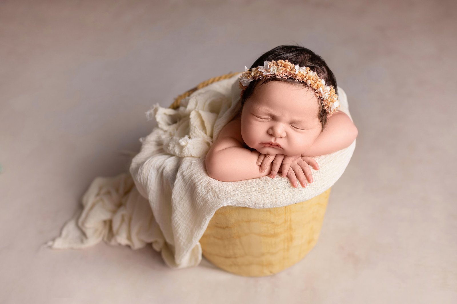 Baby-led-newborn-photography-with-natural-and-safe-posing