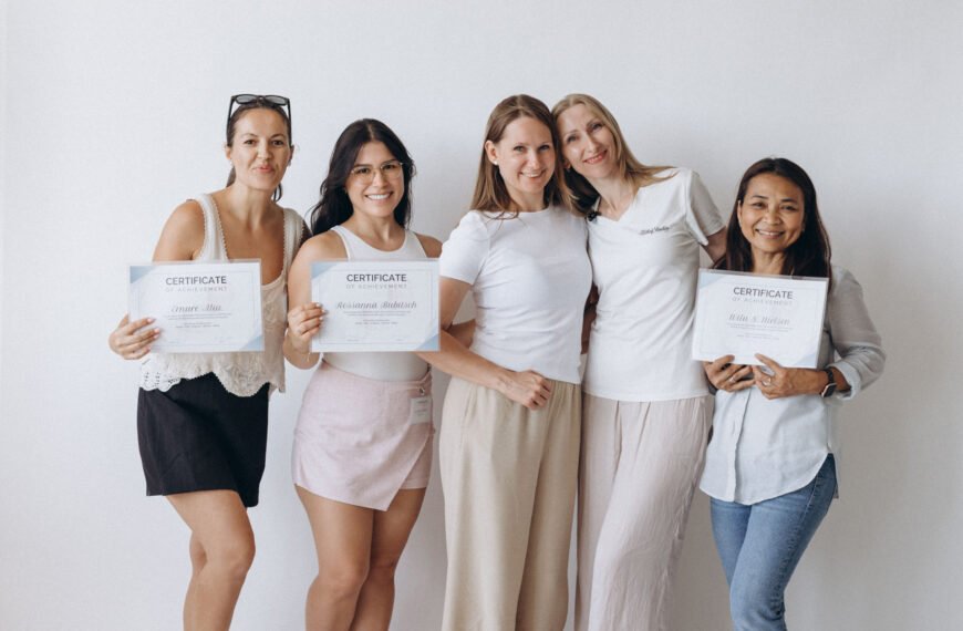 What Happens at a Newborn Photography Workshop? A Day Behind the Scenes