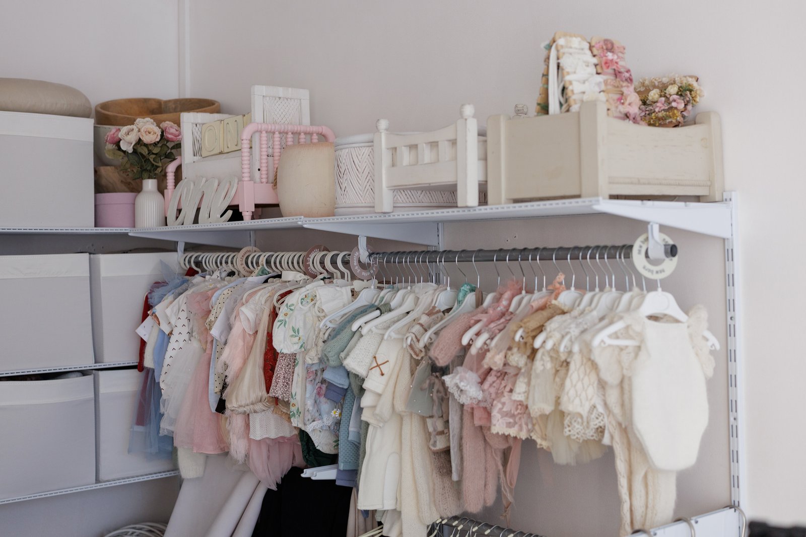 what to wear for a newborn photoshoot newborn photoshoot outfits, newborn photography styling, newborn photographer Skåne, newborn photography Malmö, newborn photography Lund